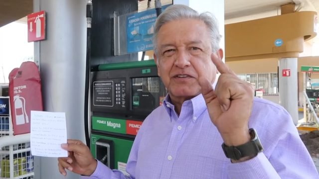 AMLO presume que su gobierno bajó los precios de la gasolina; expertos rechazan versión
