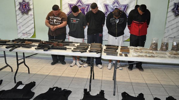 Capturan en Juárez a célula de asesinos a sueldo con arsenal y vehículos robados 