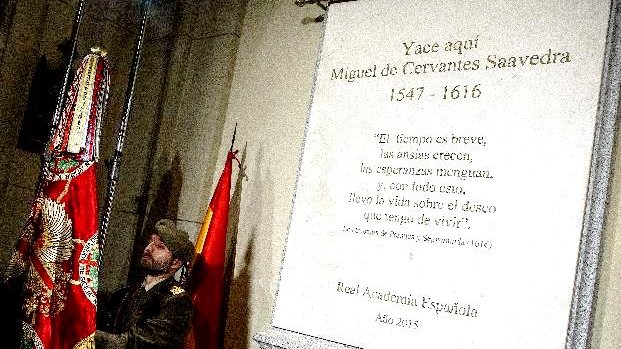 Rinden honores a Miguel de Cervantes en su sepulcro madrileño