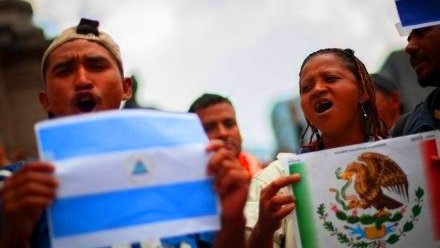 D.F.- Protestan migrantes centroamericanos ante sus embajadas