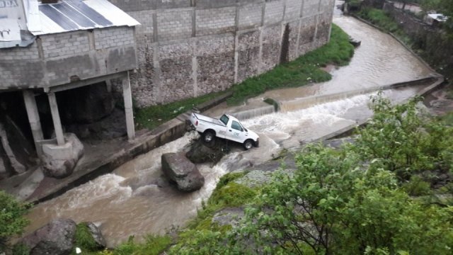 Corriente de un río se llevó camioneta de la CFE en Guadalupe y Calvo
