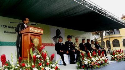 A los pies de su monumento rinden honores a Benito Juárez