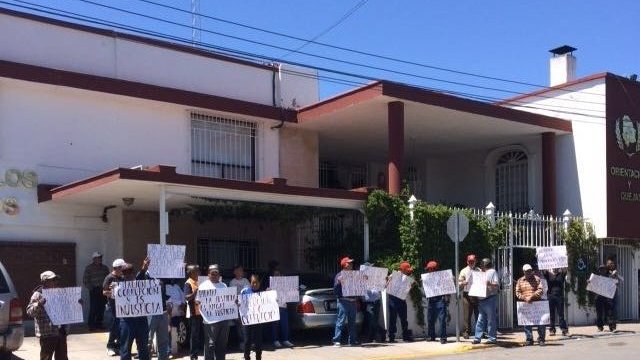 Denuncian ex trabajadores “triquiñuelas” y violación a los DH en juicio laboral