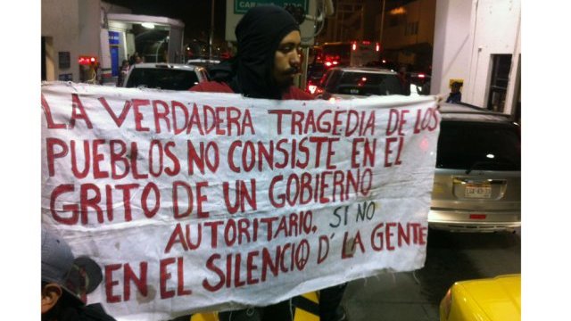 ...Y manifestantes tomaron esta noche el Puente Santa Fe en Juárez