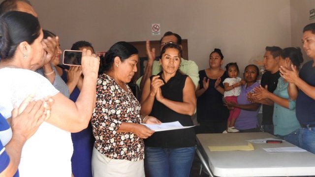 Recibe Yolanda Hernández acta de presidenta electa de Tecomatlán