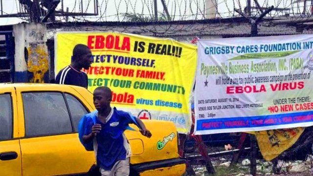 Huyen 17 enfermos de ébola de un albergue, tras ataque