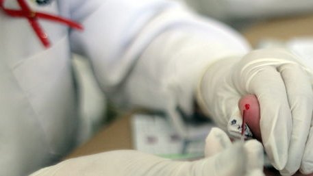 Advierten factores de riesgo de contagio de VIH
