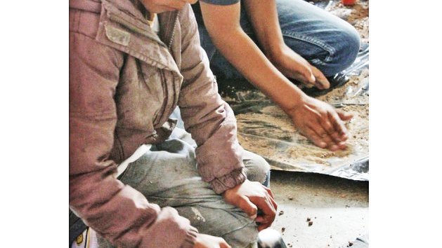 Rescatan tradiciones de los pimas con artesanías de barro