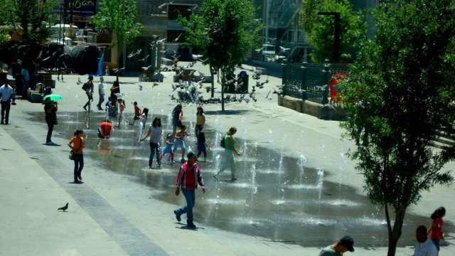 Derrochan niños chihuahuenses alegría en las fuentes de Catedral 