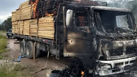 De nueva cuenta, incendiaron dos camiones cargados de madera