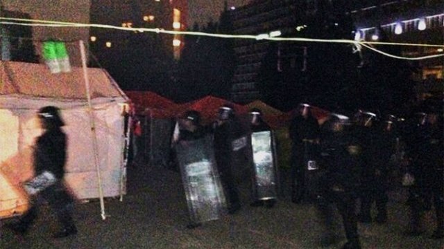Granaderos desalojan campamento de la CNTE