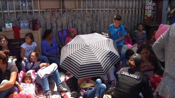 Familias mexicanas solicitan asilo político, coinciden con migrantes procedentes de África y Haití