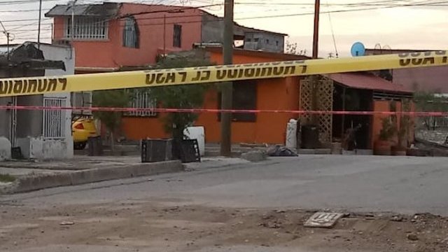 Tiran un cadáver encobijado desde un vehículo en movimiento, en Juárez