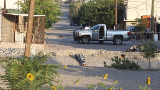Hallan a un muerto encobijado en casa abandonada, en Juárez