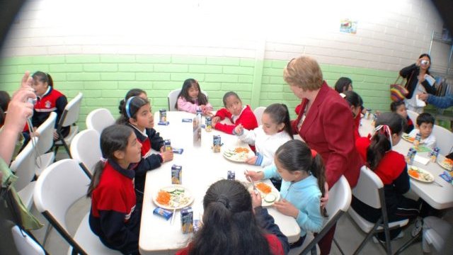 Distribuyen desayunos escolares a estudiantes de la Sierra
