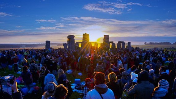 Presencian miles de personas solsticio de verano en Stonehenge