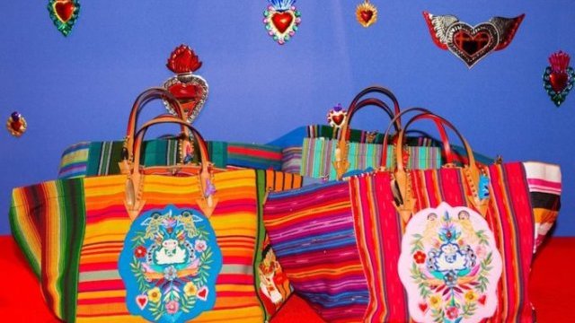 Indígenas mexicanas reciben 238 pesos por bordar bolsas que se venden en 28 mil