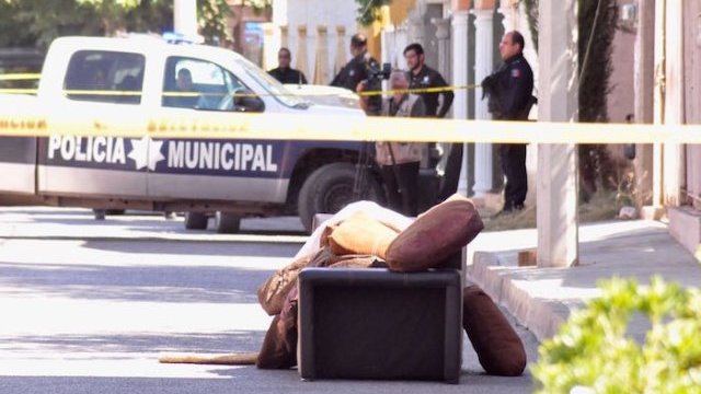 Hallan a un hombre asesinado con señas de tortura: lo dejan sobre un sillón en la calle