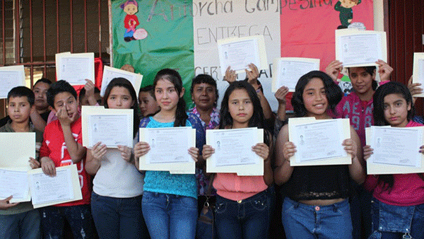 Niños del plantón de Morelia reciben certificados de primaria 