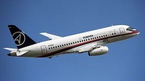 Avión Sukhoi desaparece con 46 pasajeros en Indonesia 