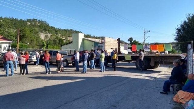 Bloquean carretera Creel-Bahuichivo; exigen los atienda la alcaldesa de Urique