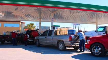 Regresan de Juárez barzonistas con gasolina de precio preferente