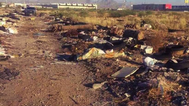 Tiran el cuerpo degollado de un hombre en basurero, en Juárez