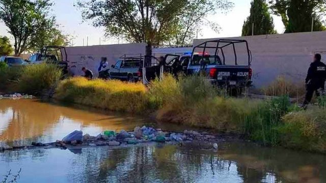 Encuentran el cadáver de una mujer en canal de riego, en Juárez