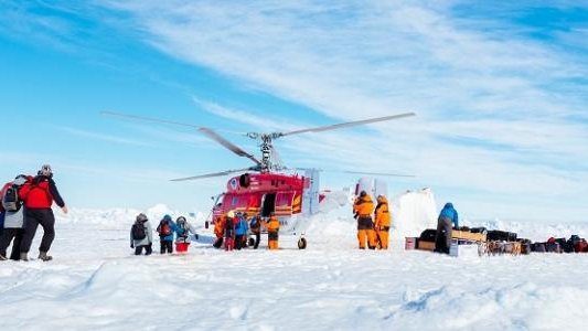 Rescatan a tripulación de nave atrapada entre los hielos