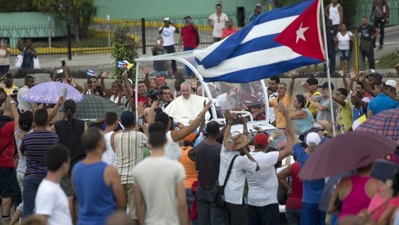 Miles de cubanos reciben a Francisco en su primer recorrido por La Habana
