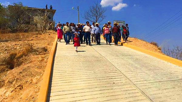 Gobierno de Olinalá entrega pavimentación a antorchistas de San Lázaro