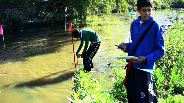 Muestrean alumnos del Cbtis 122, agua de los ríos de Chihuahua