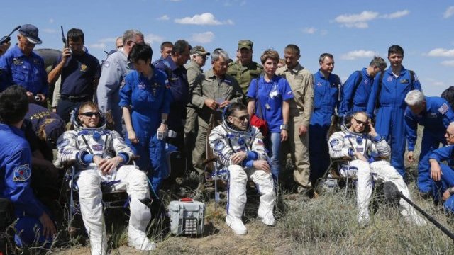 Tres astronautas regresan a la Tierra tras pasar seis meses en el espacio