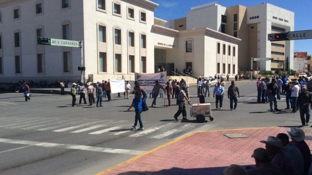 Mantiene cerradas calles del Centro, el Frente Democrático Campesino