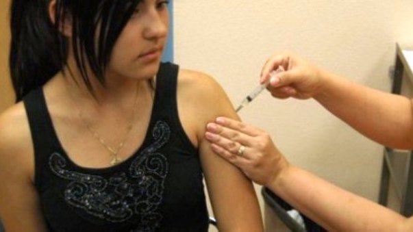 Empiezan a vacunar a niñas contra el papiloma