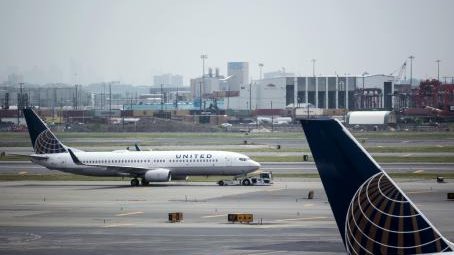 United Airlines reanuda vuelos en EU tras falla informática