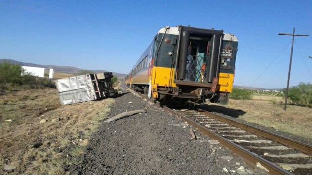 Choca tractocamión contra un tren de pasajeros en Santa Isabel
