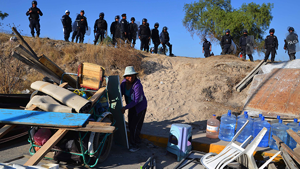Desaloja gobierno municipal con granaderos a 150 familias de sus predios