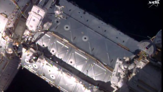 Instalan nueva compuerta en la Estación Espacial Internacional