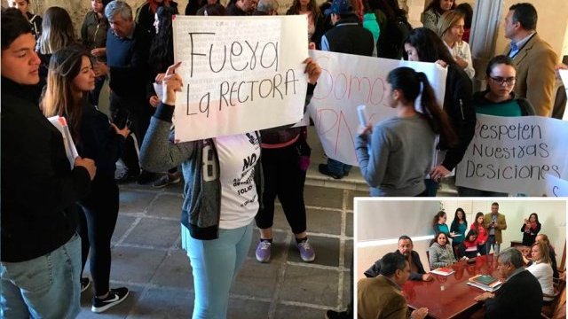 Protestaron también hoy en Palacio, estudiantes de la U. Pedagógica