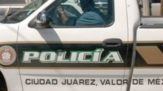 Arrestan a mujer cubrecuotas, dos policías encubiertos