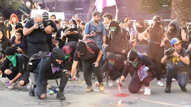 Marcha feminista en CdMx concluye en vandalismo