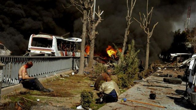 Más de 60 muertos en una cadena de atentados con coches bomba en Damasco