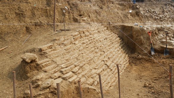 Hallan entierros prehispánicos y pirámide en Veracruz