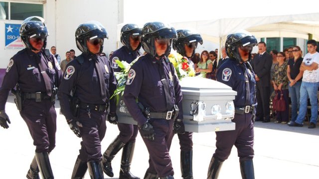 Rinden homenaje póstumo al último policía abatido