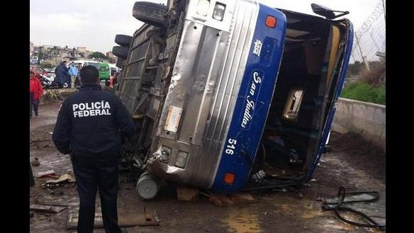 Volcadura en autopista México-Puebla dejó 21 lesionados