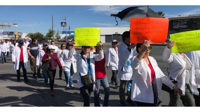 Marchan médicos por la dignificación del gremio