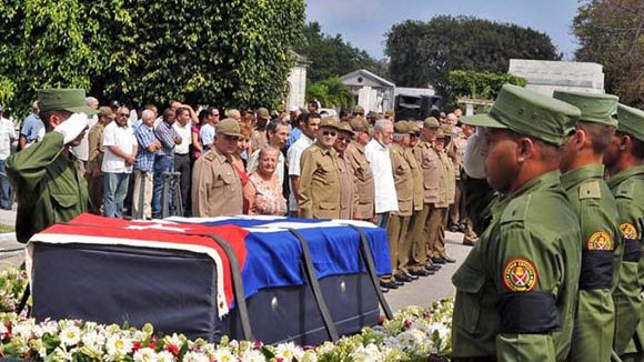 Ofician honores fúnebres al maestro de pilotos Enrique Carreras Rolás