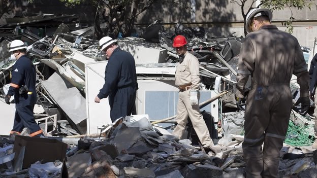 Rescatistas encuentran a la víctima 34 de la explosión de Pemex