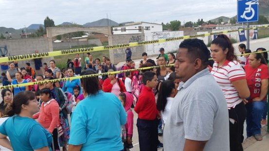 Toman padres la primaria Chihuahua 2757; piden destitución de la directora
